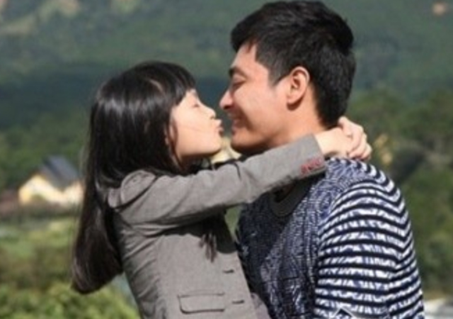 Cường Đôla và Suchin xuất hiện ở Hà Nội, ông bố hôn môi con gái cực tình cảm - 11