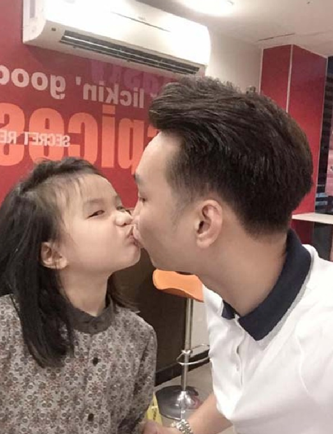 Cường Đôla và Suchin xuất hiện ở Hà Nội, ông bố hôn môi con gái cực tình cảm - 7