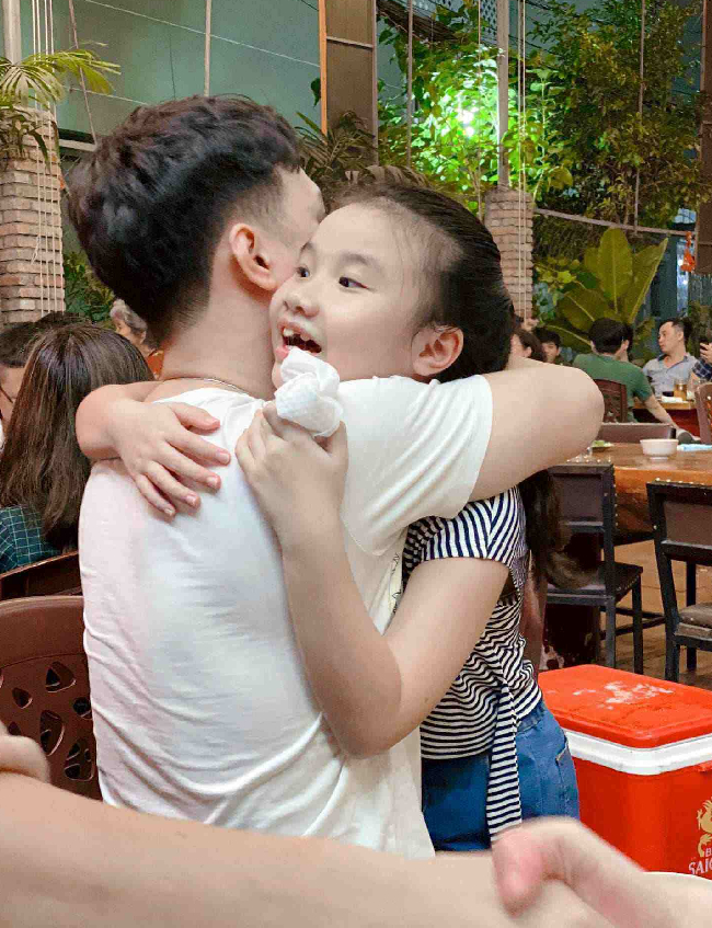 Cường Đôla và Suchin xuất hiện ở Hà Nội, ông bố thơm con gái rất tình cảm - 8