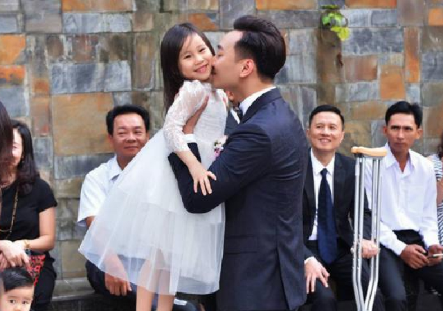 Cường Đôla và Suchin xuất hiện ở Hà Nội, ông bố thơm con gái rất tình cảm - 9