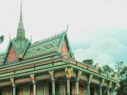 Xem ăn chơi - Ngôi chùa độc đáo, làm bằng chén, bát vỡ ở Sóc Trăng