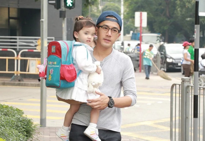 Tiểu Gạo Nếp hỏi bố còn yêu mẹ không khiến Lưu Khải Uy khá bối rối.