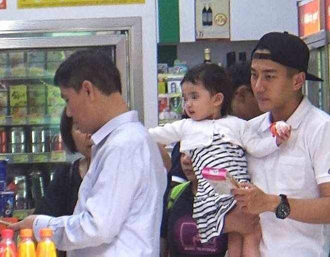 Tiểu Gạo Nếp phần lớn ở bên bố sau khi Mịch - Uy ly hôn.