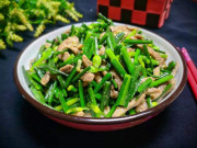 Bếp Eva - Bò xào cần tây mãi cũng chán, nấu với rau này vừa ngon, dinh dưỡng lại tăng gấp đôi