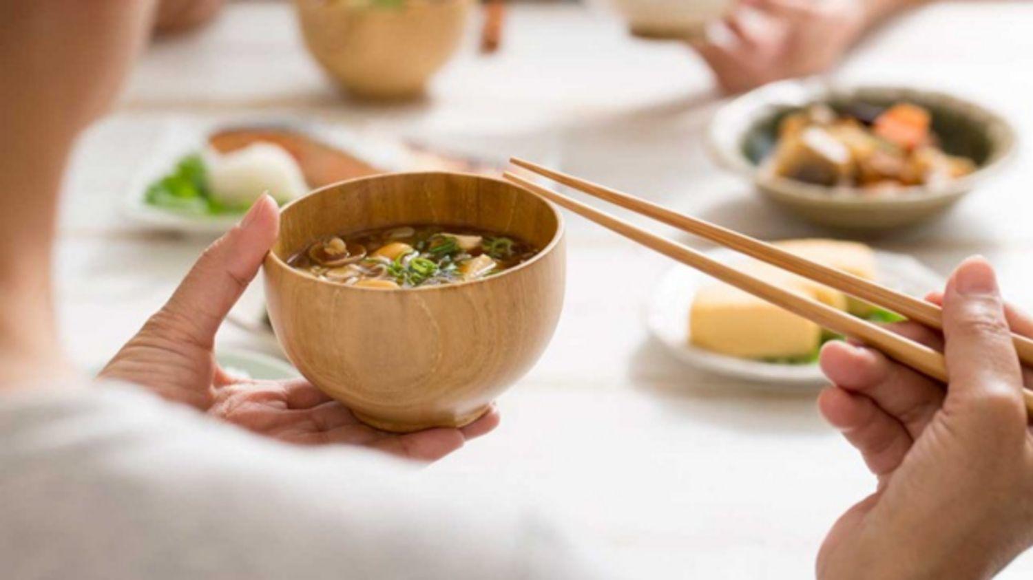 Khi ăn quá nhanh, bộ não chúng ta sẽ bị đánh lừa rằng không ăn đủ, ăn ít, dẫn đến việc tiếp tục nạp nhiều calo vào cơ thể.