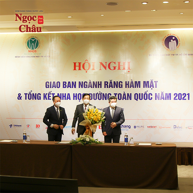 PGS.TS.Lương Ngọc Khuê, Cục trưởng Cục Quản lý Khám chữa bệnh (giữa), đánh giá cao tinh thần nỗ lực hỗ trợ phòng, chống dịch của ngành Răng - Hàm - Mặt.