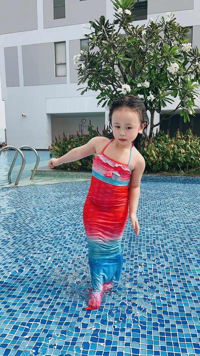 Mỹ nữ Việt siêu vòng 3 đi bơi cùng con gái, ai cũng chú ý vì vóc dáng nóng bỏng - 3