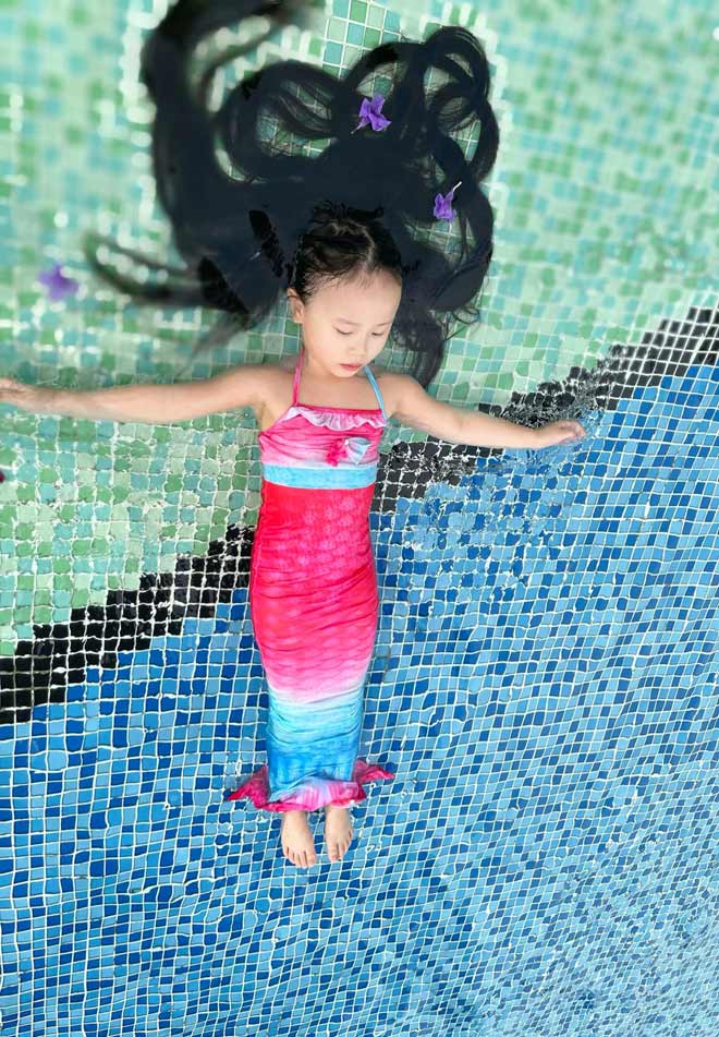 Mỹ nữ Việt siêu vòng 3 đi bơi cùng con gái, ai cũng chú ý vì vóc dáng nóng bỏng - 4