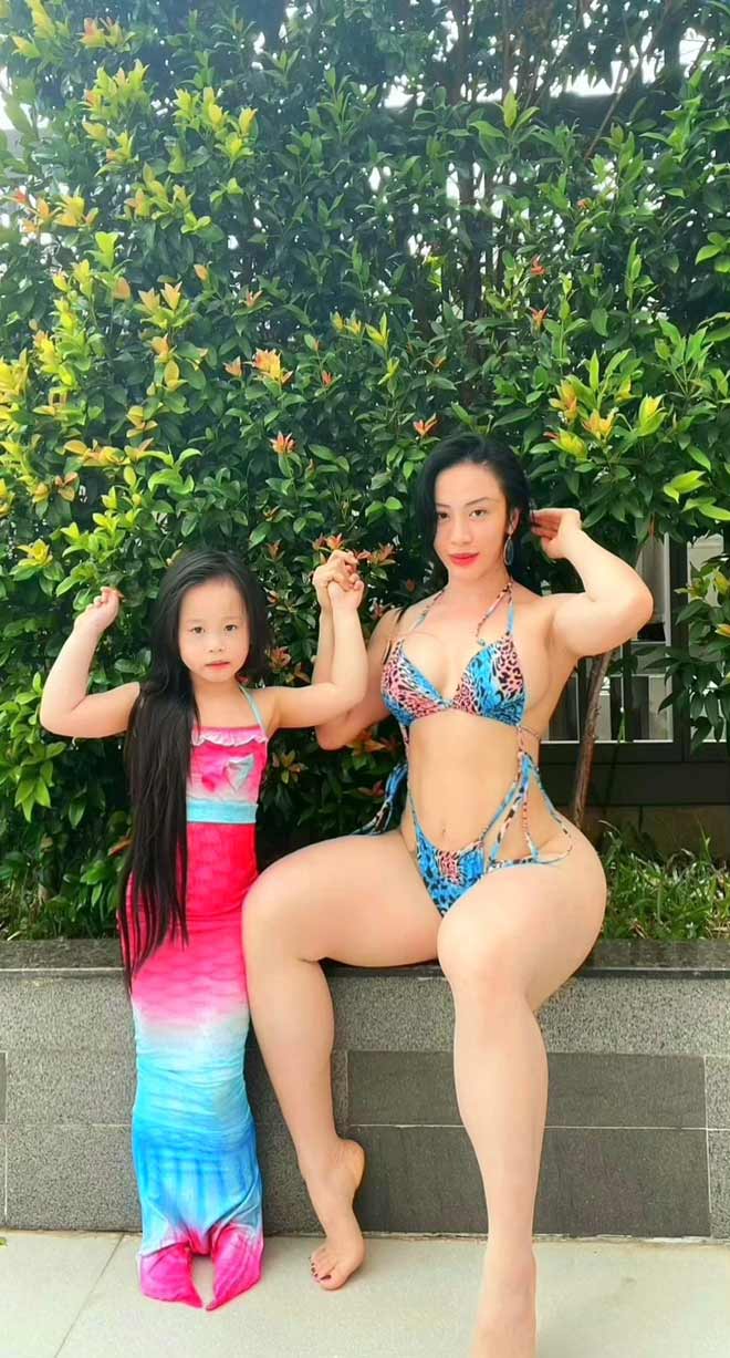 Mỹ nữ Việt siêu vòng 3 đi bơi cùng con gái, ai cũng chú ý vì vóc dáng nóng bỏng - 1