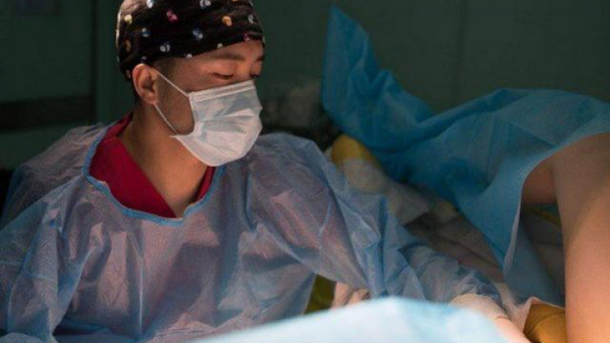 Đi đẻ gặp ngay bác sĩ là người yêu cũ, vợ mừng ra mặt, chồng hành động trái ngược