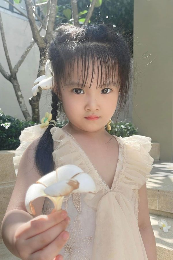 Con gái Diệp Lâm Anh nhan sắc giống hệt ba, phong cách thời trang như bản sao của mẹ - 9