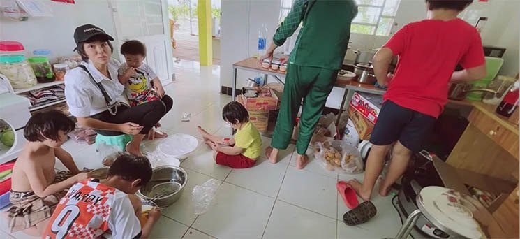 Diện mạo đen gầy tóc lởm chởm hiện tại của Hoa hậu 6 con đông nhất Việt Nam - 4