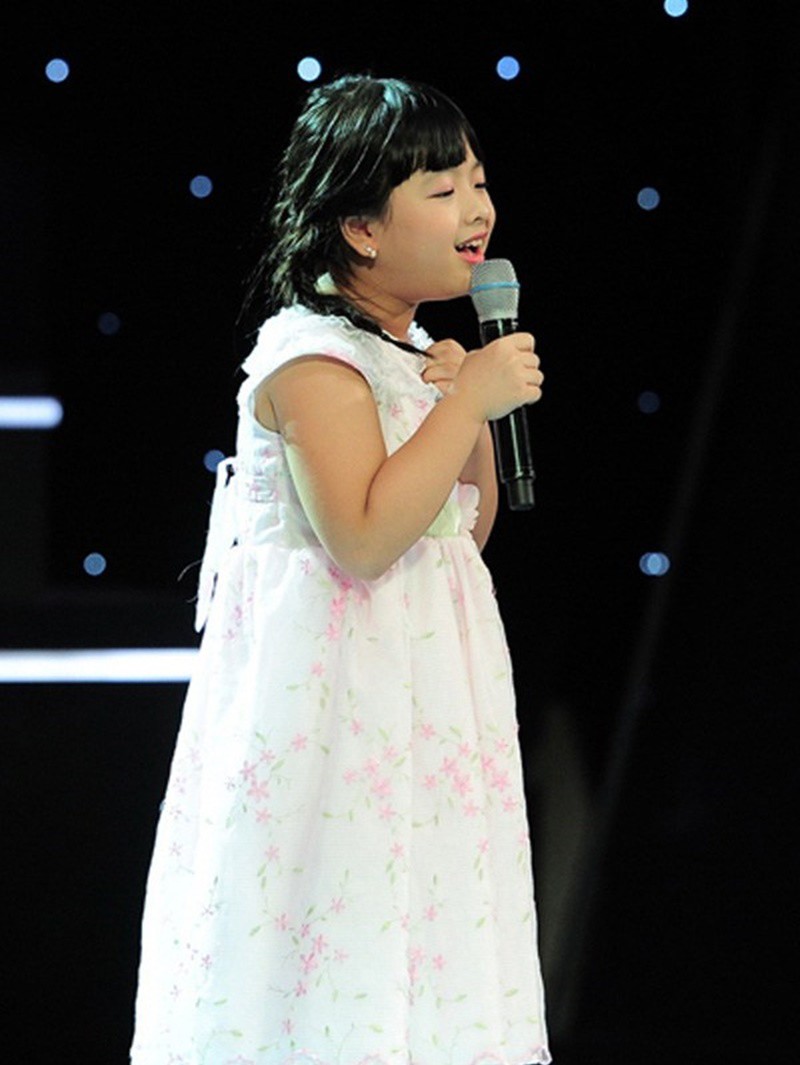 Đỗ Thị Hồng Khanh là một trong những thí sinh gây chú ý tại chương trình The Voice Kids 2013 vì giọng hát trong trẻo và ngoại hình khá mũm mĩm, dễ thương cũng như sự tự tin trên sân khấu.
