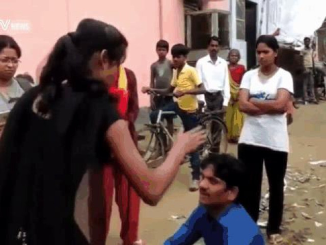 Clip Eva - Clip: Bị sàm sỡ, cô gái ra tay "xử đẹp" tên biến thái ở ngay giữa phố