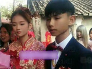 Tin tức - Cô dâu chú rể trẻ măng như học sinh cấp 3, nhìn dàn phù dâu phù rể choáng không kém
