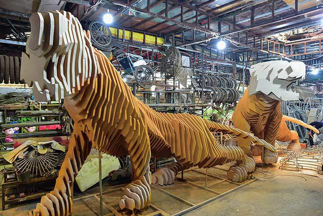 Linh vật hổ trưng bày ở đường hoa Nguyễn Huệ đang được các nghệ nhân khẩn trương hoàn thiện