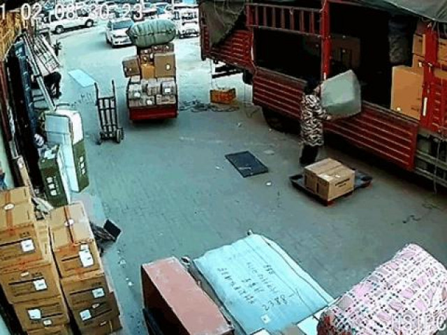 Clip Eva - Clip: Kiện hàng bất ngờ phát nổ kinh hoàng khi vừa đặt xuống đất