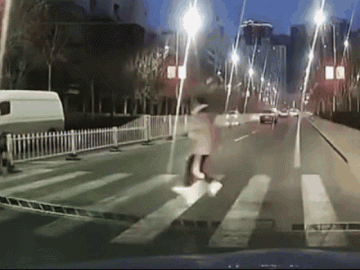  Clip: Bị ô tô cán trúng khi băng qua đường, cô gái thoát chết khó tin 
