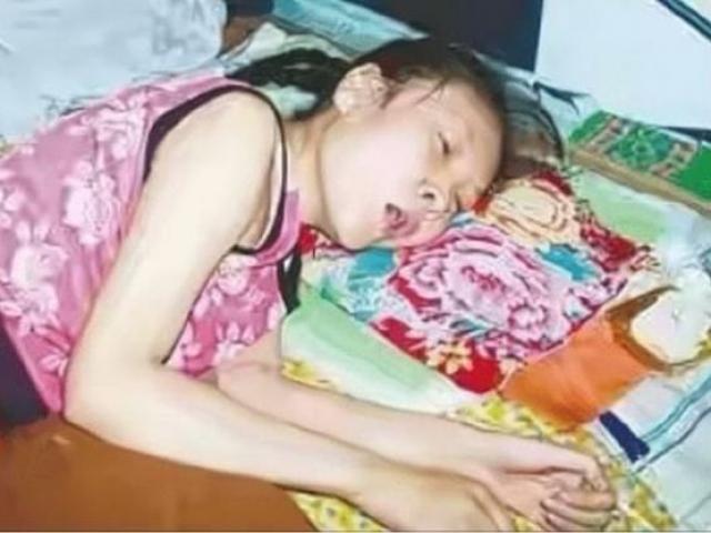 Người phụ nữ bại liệt 20 năm đột nhiên đứng dậy, chị gái sốc nặng khi xem camera