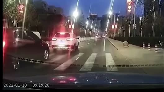 Clip: Bị ô tô cán trúng khi băng qua đường, cô gái thoát chết khó tin