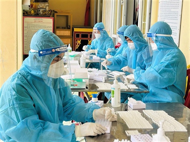 Nhân viên y tế thực hiện xét nghiệm COVID-19. Ảnh: Ngọc Thắng