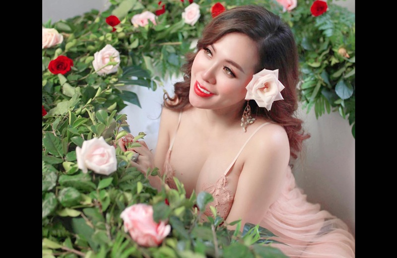 Đặc biệt, nhiều người nghĩ rằng "hotgirl ngực khủng" sẽ hạn chế cho con bú để tránh vòng 1 chảy xệ nhưng thực tế bé nào Mai Thỏ cũng nuôi bằng sữa mẹ đến hơn 1 tuổi. 
