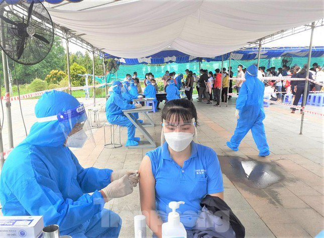 Bình Dương đẩy nhanh tiêm vắc xin phòng COVID-19 để hạn chế ca mắc diễn biến nặng và tử vong