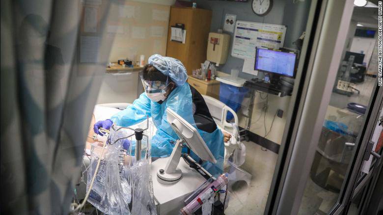 Một nhân viên y tế chăm sóc bệnh nhân ở phòng chăm sóc tích cực ở thành phố Worcester, bang Massachusetts, Mỹ. Ảnh: Getty