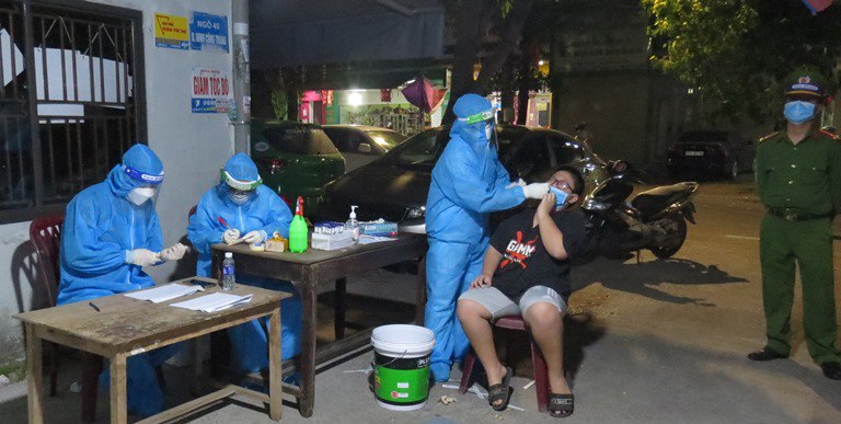 Lực lượng ngành y tế lấy mẫu xét nghiệm cho người dân. Có 3 ca cộng đồng là công nhân công ty may H. ở xã Nghi Lâm: