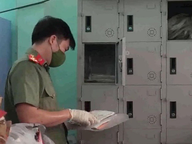 Công an huyện Đức Hòa đã thu giữ nhiều hồ sơ, giấy tờ liên quan đến những sai phạm tại Tịnh thất Bồng Lai. Ảnh: Dân Trí