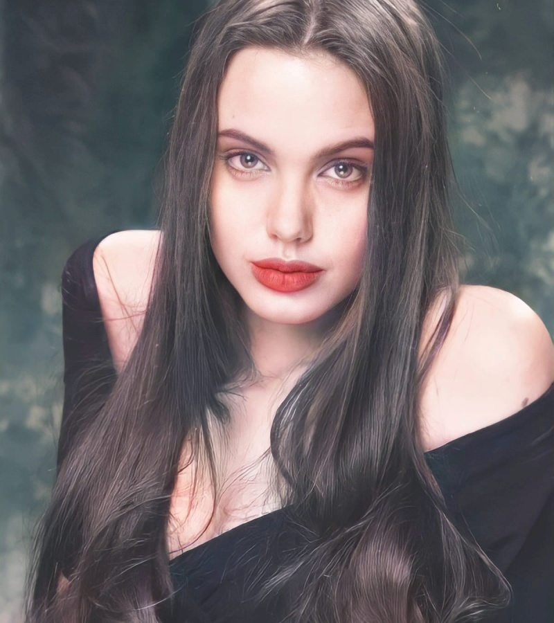 Thực tế, từ năm 15, 16 tuổi, Angelina đã gây sốt với vai trò là diễn viên và người mẫu. Cô mang dáng dấp tràn đầy hơi thở thanh xuân với ánh mắt ngây thơ, thánh thiện.
