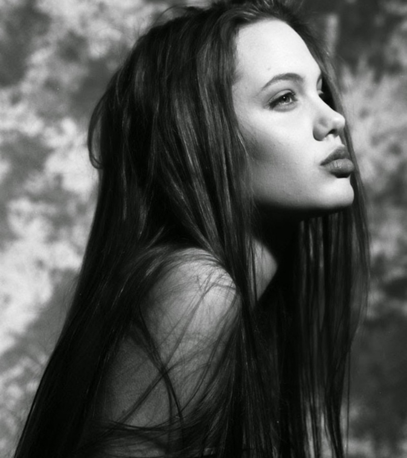 Từ hình ảnh người mẫu trẻ, Angelina Jolie dần dần trưởng thành và mang nét đẹp huyền bí và đầy cám dỗ. Khán giả ấn tượng với góc nghiêng thần thánh của cô người mẫu tuổi teen năm đó.
