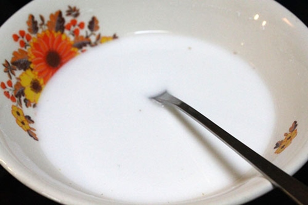 Hòa sẵn bột trước khi đổ vào nồi nấu. Ảnh minh họa