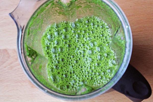 Nghiền nhuyễn và lọc qua rây rau củ để loại bỏ chất xơ. Ảnh minh họa