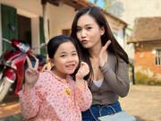 Giải trí - Nữ y tá Phố Trong Làng lại bị soi cảnh mặc áo trễ, lộ khe ngực "hút mắt"