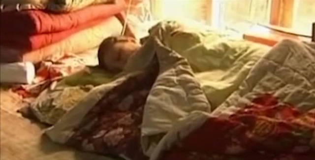 Người phụ nữ bại liệt 20 năm đột nhiên đứng dậy, chị gái sốc nặng khi xem camera - 1