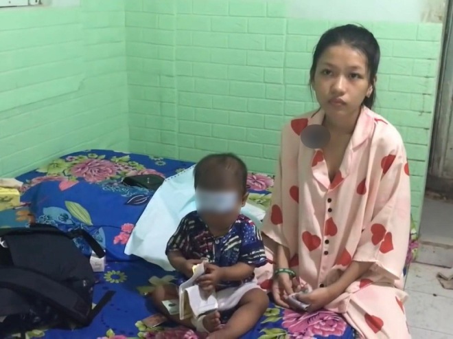 Hai mẹ con Thúy Vi đang ở trong căn phòng trọ gần bệnh viện. (Ảnh: Anh Duy)