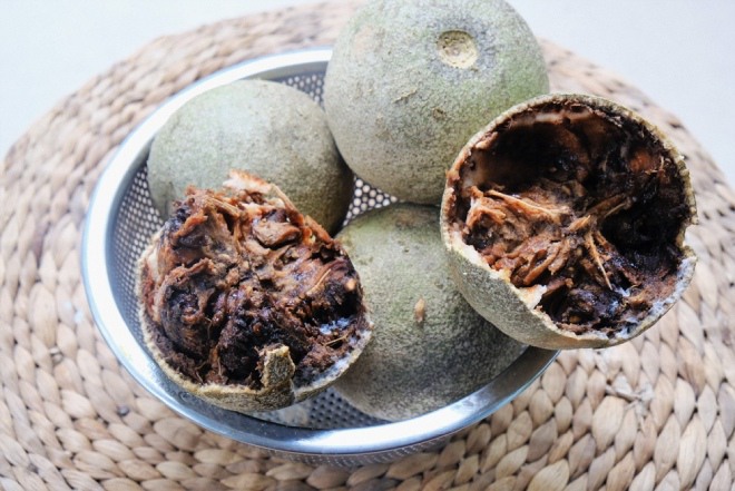 Người dân miền Tây cho biết, trái quách có thể ăn non bằng cách đập vỏ, lấy phần thịt màu trắng đục, chấm muối ớt, mắm đường.