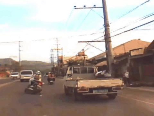 Clip Eva - Clip: Tài xế đánh lái xuất thần, cứu mạng cô gái ngã trước đầu xe