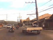 Clip Eva - Clip: Tài xế đánh lái xuất thần, cứu mạng cô gái ngã trước đầu xe