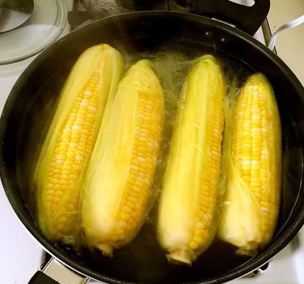 Boil corn without adding sugar, adding this makes the corn softer and sweeter, not everyone knows - 5