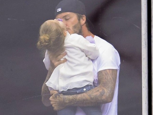 Bị chỉ trích vì hôn môi con gái tuổi dậy thì quá nhiều, David Beckham trả lời gây sốc - 3