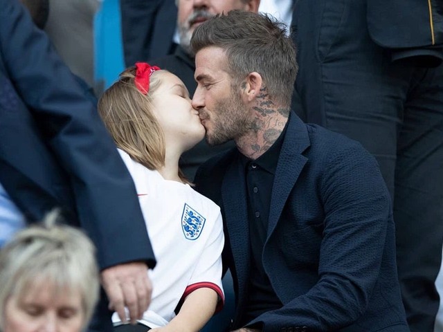 Bị chỉ trích vì hôn môi con gái tuổi dậy thì quá nhiều, David Beckham trả lời gây sốc - 4