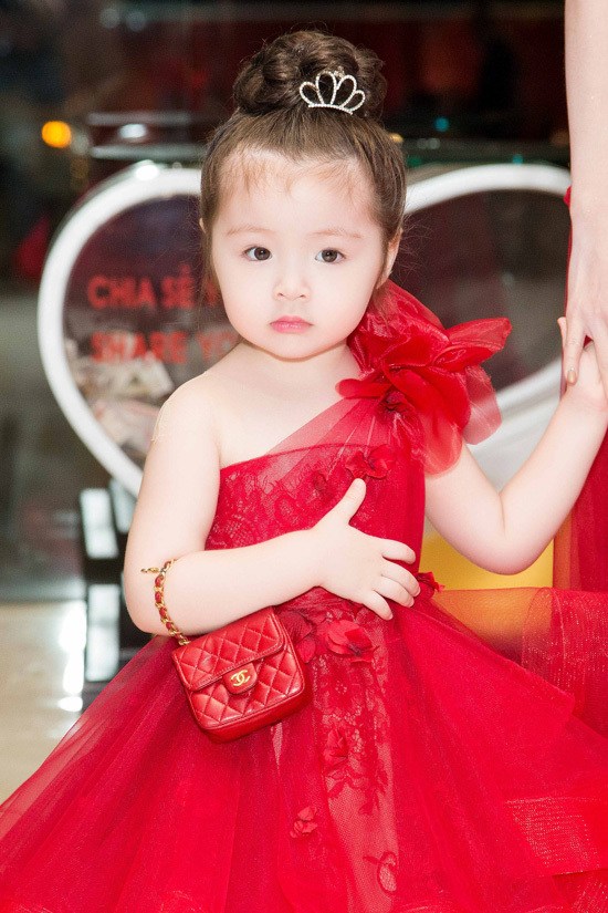Không nhận ra con gái Elly Trần Cadie Mộc Trà, 7 tuổi đã như Hoa hậu tương lai - 10