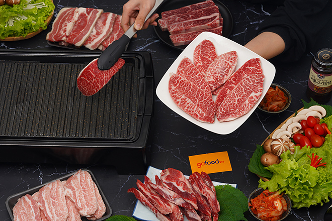 Thưởng thức bò Wagyu Mỹ Snake River Farms nướng mềm mọng, thơm lừng cũng là gợi ý để các nàng dâu làm mới bữa tiệc năm mới