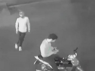  Clip: Giật điện thoại bất thành, tên cướp cay cú định tấn công nạn nhân 