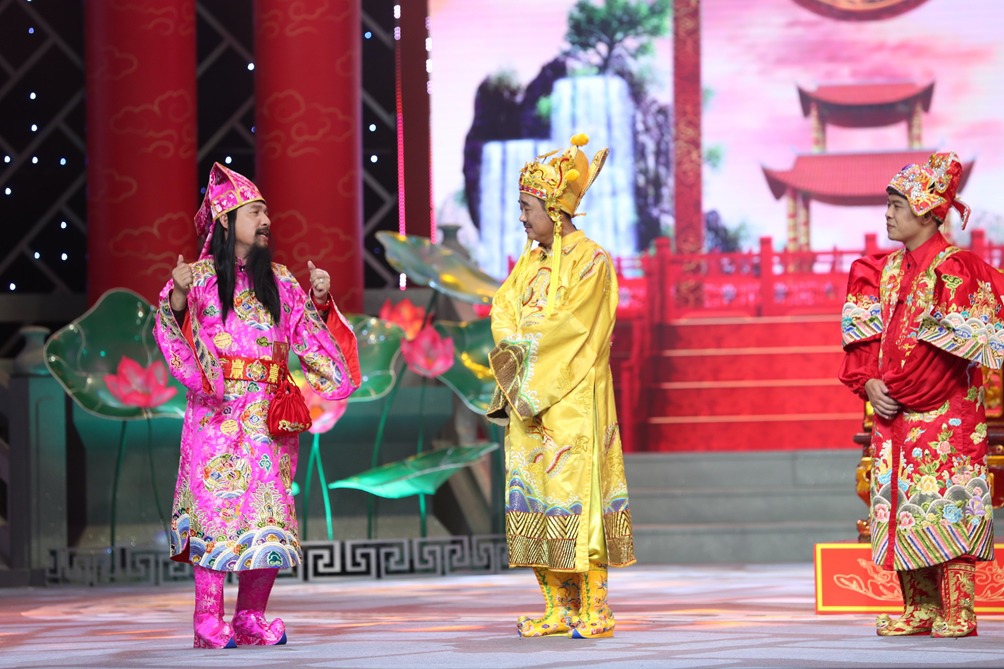 NSƯT Quang Thắng trên sân khấu Táo năm nay cũng trông thật khác lạ với râu tóc rất dài. Người hâm mộ cũng tò mò xem nam nghệ sĩ năm nay sẽ đóng vai gì.
