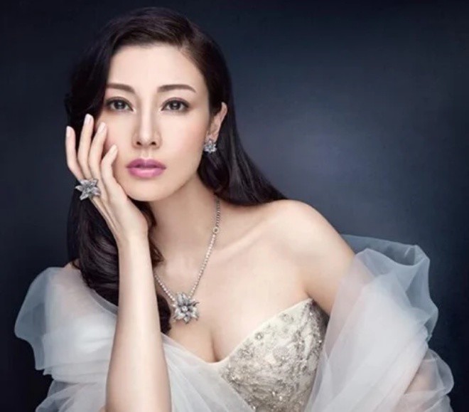 Lý Gia Hân ở tuổi 51 sức khỏe bắt đầu xuống dốc.