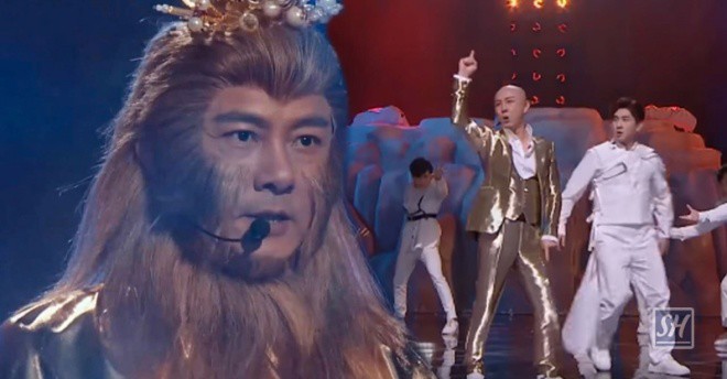 Nam nghệ sĩ tái hiện hình ảnh Tôn Ngộ Không trên sân khấu của show.