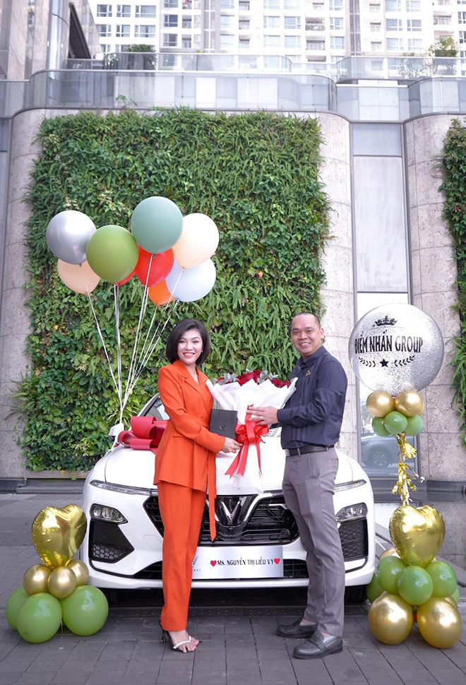 Anh Thái Phan Thanh Bình hạnh phúc trao tặng xe ô tô hạng sang cho nhân viên cấp cao tại DNG